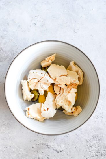 Smashed meringue met mango, lemon curd & vanille-ijs