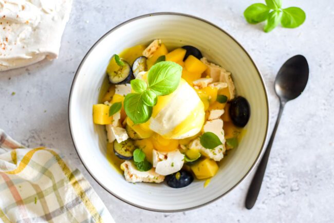 Smashed meringue met mango, lemon curd & vanille-ijs