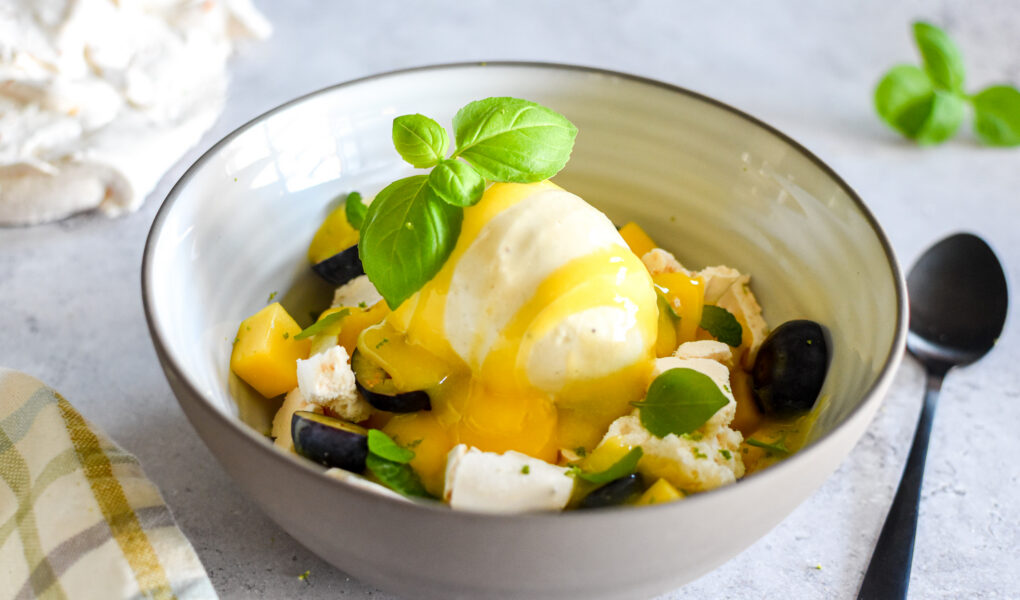 Smashed meringue met mango, lemon curd & vanille-ijs