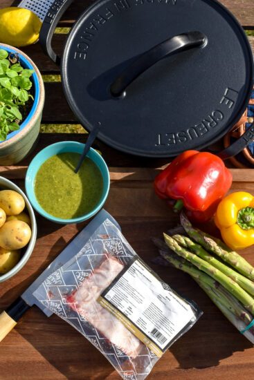 Varkensgebraad met krieltjes, paprika en asperges van de barbecue