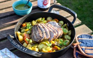 Varkensgebraad met krieltjes, paprika en asperges van de barbecue