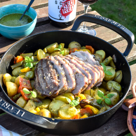 Varkensgebraad met krieltjes, paprika en asperges van de barbecue