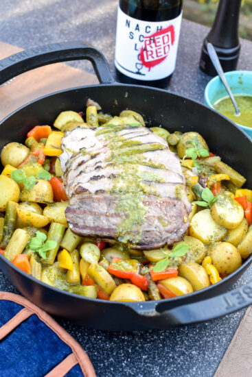Varkensgebraad met krieltjes, paprika en asperges van de barbecue