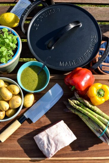 Varkensgebraad met krieltjes, paprika en asperges van de barbecue