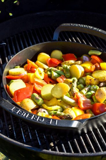 Varkensgebraad met krieltjes, paprika en asperges van de barbecue