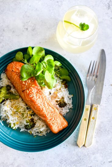 Sticky honey zalm met rijst, broccoli en wasabi dressing