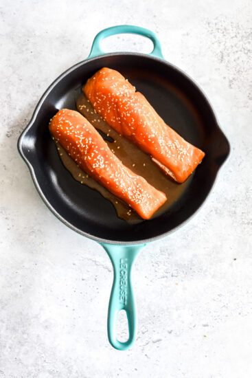 Sticky honey zalm met rijst, broccoli en wasabi dressing