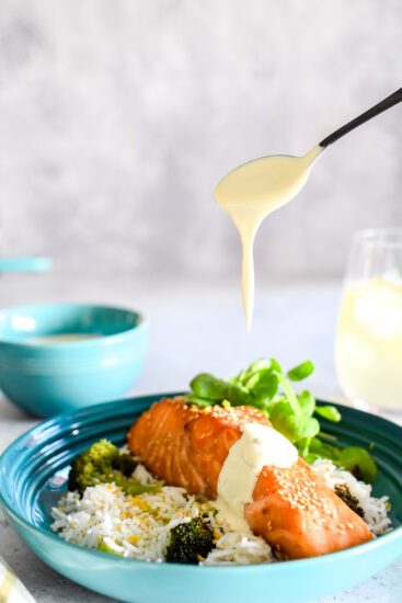 Sticky honey zalm met rijst, broccoli en wasabi dressing