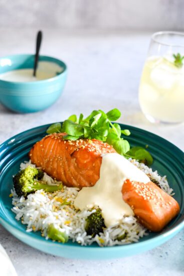 Sticky honey zalm met rijst, broccoli en wasabi dressing