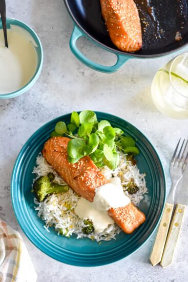 Sticky honey zalm met rijst, broccoli en wasabi dressing