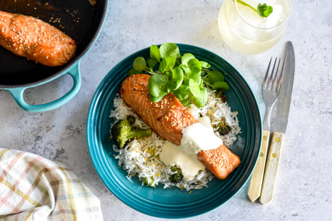 Sticky honey zalm met rijst, broccoli en wasabi dressing