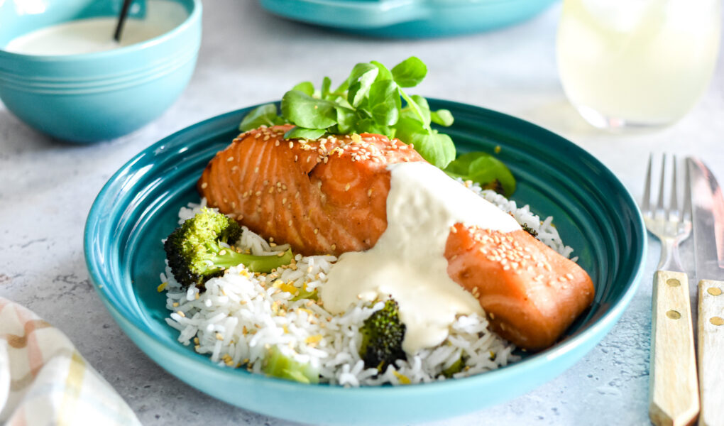 Sticky honey zalm met rijst, broccoli en wasabi dressing