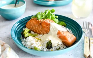 Sticky honey zalm met rijst, broccoli en wasabi dressing