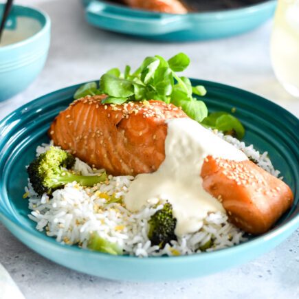 Sticky honey zalm met rijst, broccoli en wasabi dressing