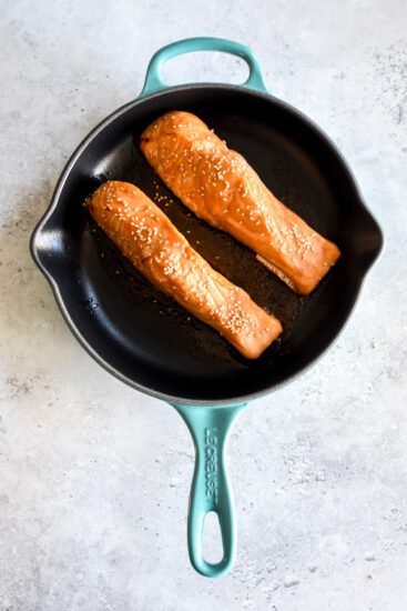 Sticky honey zalm met rijst, broccoli en wasabi dressing