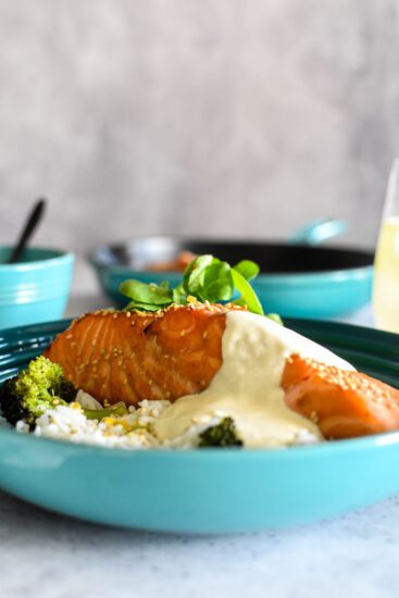 Sticky honey zalm met rijst, broccoli en wasabi dressing
