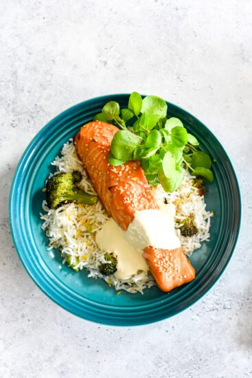 Sticky honey zalm met rijst, broccoli en wasabi dressing