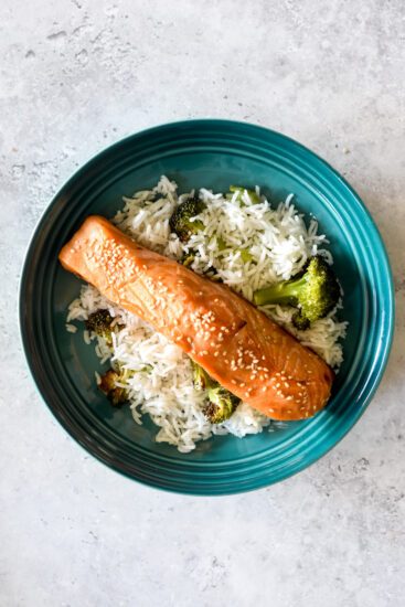 Sticky honey zalm met rijst, broccoli en wasabi dressing