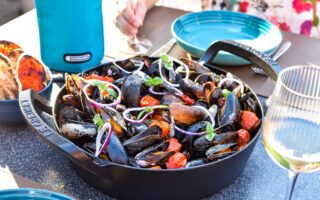 Mosselen met nduja en tomaat op de BBQ
