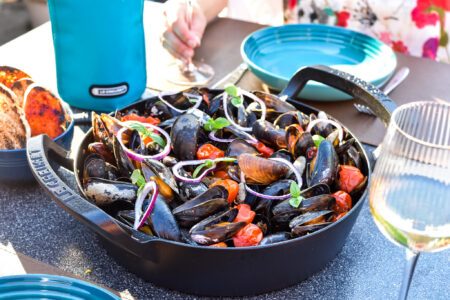 Mosselen met nduja en tomaat op de BBQ