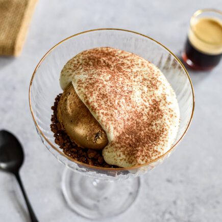 Tiramisu 2.0 met mokka-ijs, mascarpone en krokante cacao crumble