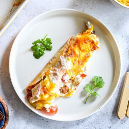 Merguez enchilada's met paprika, zure room en cheddar
