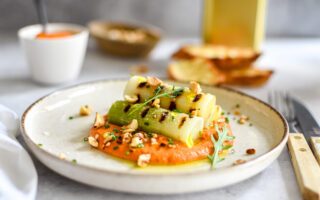 Gegrilde prei met romescosaus & Rebel extra vierge olijfolie