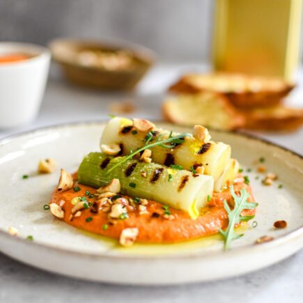 Gegrilde prei met romescosaus & Rebel extra vierge olijfolie