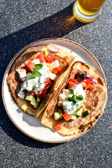 Smash taco burger recept met Griekse salade en tzatziki