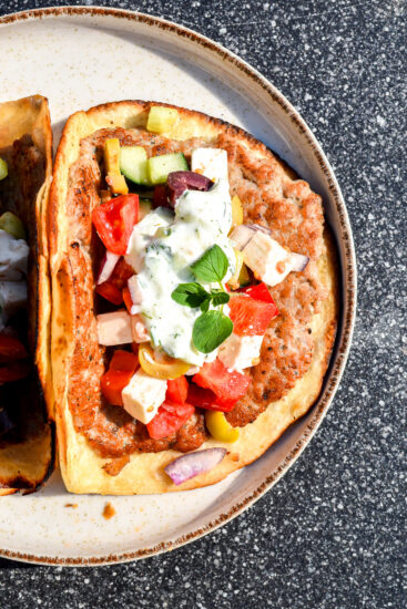 Smash taco burger recept met Griekse salade en tzatziki