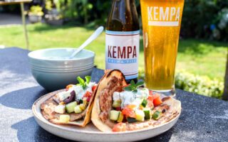 Smash taco burger recept met Griekse salade en tzatziki