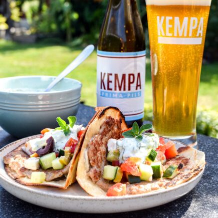 Smash taco burger recept met Griekse salade en tzatziki