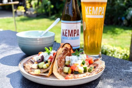 Smash taco burger recept met Griekse salade en tzatziki