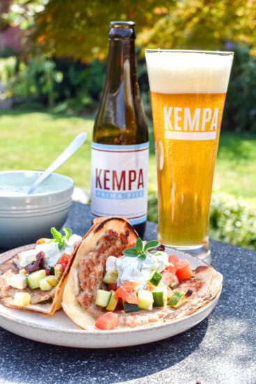 Smash taco burger recept met Griekse salade en tzatziki