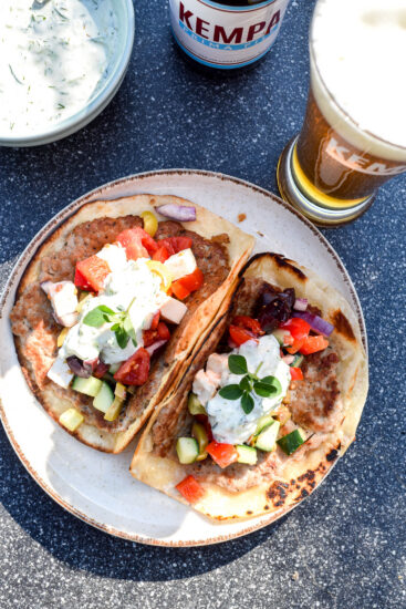 Smashed taco burger met Griekse salade en tzatziki