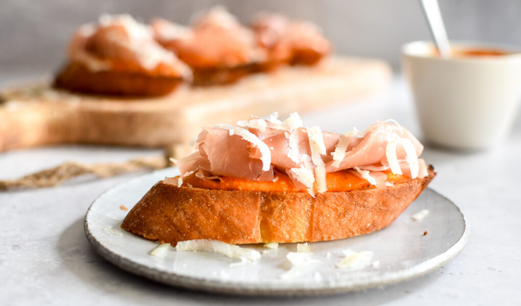 Pintxos met romescosaus, Spaanse ham en Manchego