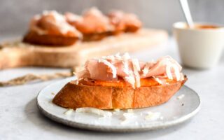Pintxos met romescosaus, Spaanse ham en Manchego