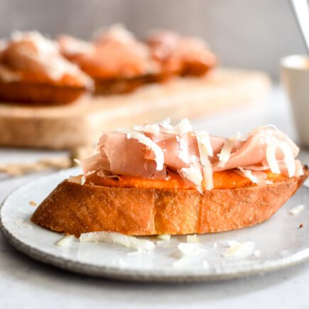 Pintxos met romescosaus, Spaanse ham en Manchego