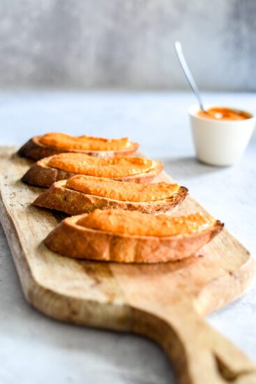 Pintxos met romescosaus, Spaanse ham en Manchego