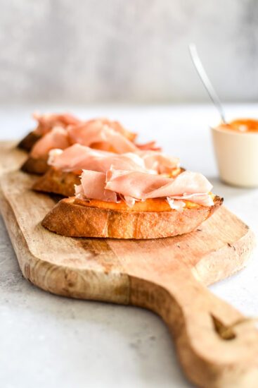 Pintxos met romescosaus, Spaanse ham en Manchego