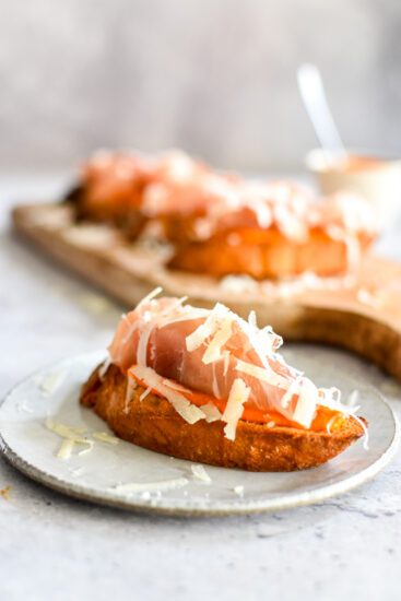 Pintxos met romescosaus, Spaanse ham en Manchego