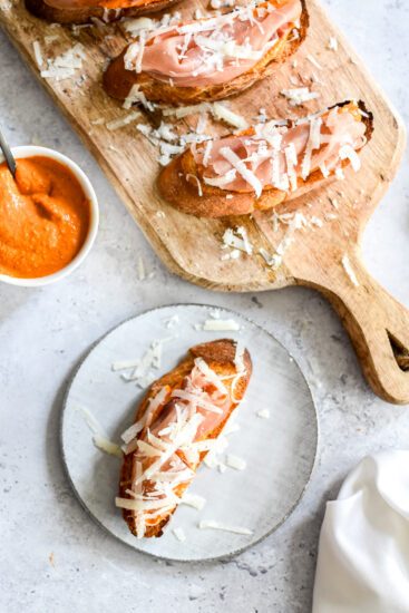 Pintxos met romescosaus, Spaanse ham en Manchego