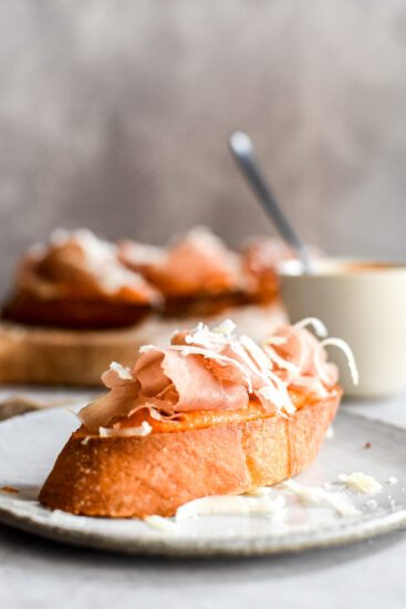 Pintxos met romescosaus, Spaanse ham en Manchego