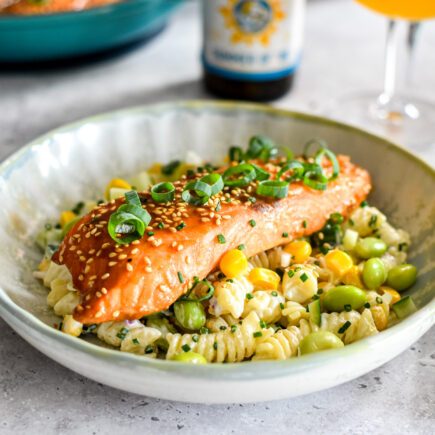 Sticky Honey Zalm met frisse pastasalade van edamame en komkommer