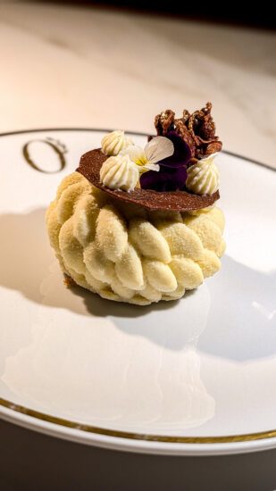 Quinta do Lago: 10x de leukste dingen om te doen
We sluiten af met twee desserts. De Callebaut Chocolate Textures, met een brownie van 70% chocolade, chocolademousse met Sichuanpeper en witte-chocolade-ijs. Daarnaast de Umami Signature Cheesecake, een Japanse cheesecake met aardbeien, matcha-meringue en aardbei-basilicumsorbet. Wat een topavond, boordevol Aziatische smaken, verrassende gerechten en een fantastische vibe.