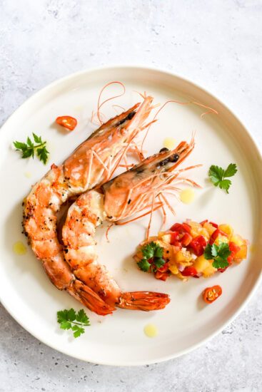 Gamba’s met salsa van gegrilde ananas en paprika