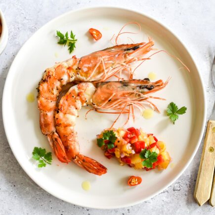 Gamba’s met salsa van gegrilde ananas en paprika
