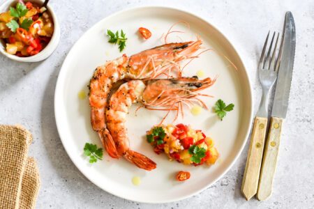 Gamba’s met salsa van gegrilde ananas en paprika