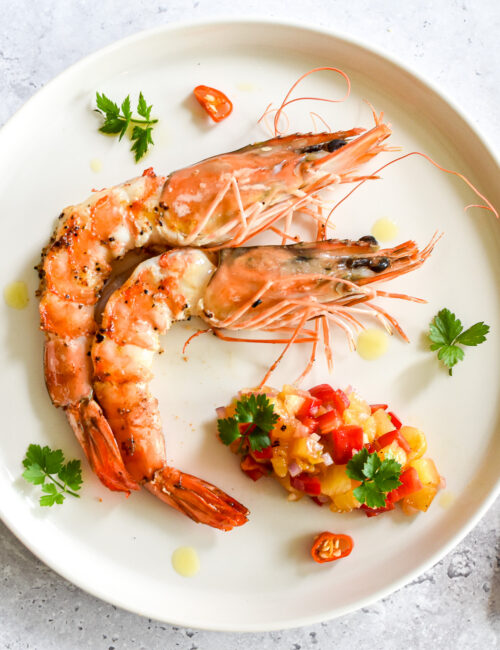 Gamba’s met salsa van gegrilde ananas en paprika