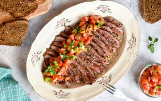 Inside Skirt met salsa criolla en getoast brood